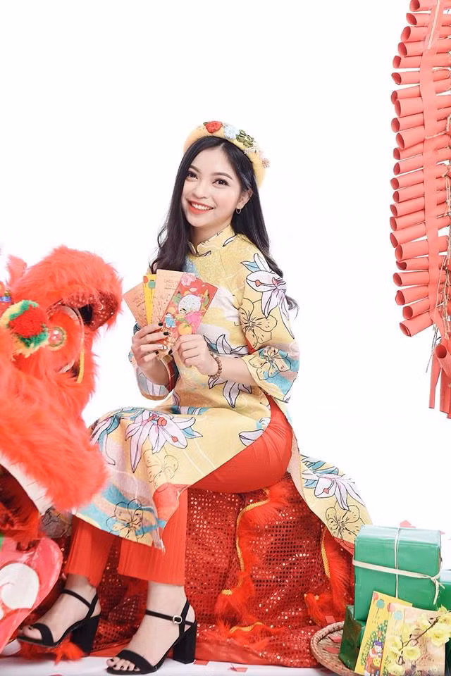 Nhật Lê (bạn gái Quang Hải), diện áo dài cách tân đón Tết vui vẻ.