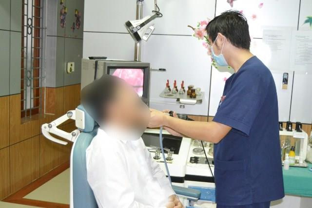 Nhiet mieng mai khong khoi, di kham phat hien ung thu luoi