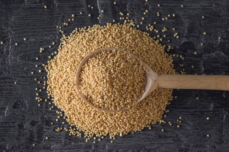 Hạt quinoa (diêm mạch): Ngũ cốc nguyên hạt thường là một nguồn khoáng chất tốt và hạt diêm mạch cũng không ngoại lệ. Không chỉ giàu sắt, diêm mạch còn chứa magiê, canxi, phốt pho và kali.
