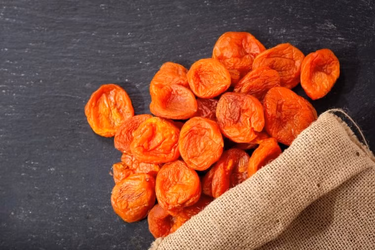 Quả mơ khô: Quả mơ sấy khô cung cấp khá nhiều sắt. Đây có thể là một cách tuyệt vời để người ăn chay bổ sung sắt. Quả mơ cũng chứa một lượng vitamin C dồi dào, giúp cơ thể hấp thụ chất sắt.