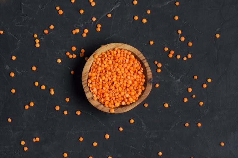 Đậu lăng: Không chỉ giàu sắt, đậu lăng còn là một nguồn protein tuyệt vời. Hàm lượng chất xơ cao của chúng giúp thúc đẩy sức khỏe đường ruột, từ đó thúc đẩy sự hấp thụ tất cả các khoáng chất chúng ta có được từ thực phẩm, bao gồm cả sắt.