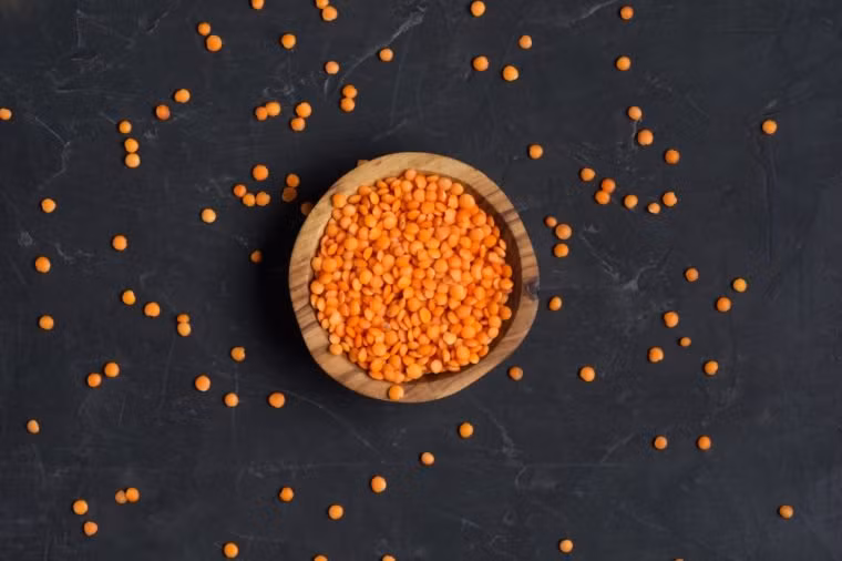 Đậu lăng: Không chỉ giàu sắt, đậu lăng còn là một nguồn protein tuyệt vời. Hàm lượng chất xơ cao của chúng giúp thúc đẩy sức khỏe đường ruột, từ đó thúc đẩy sự hấp thụ tất cả các khoáng chất chúng ta có được từ thực phẩm, bao gồm cả sắt.