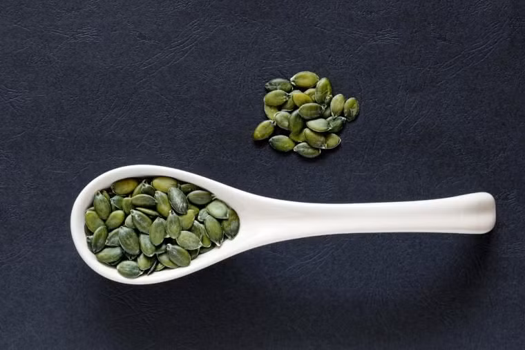 Hạt bí đỏ có nhiều chất sắt. Đây còn là một món ăn nhẹ tuyệt vời, chứa đầy canxi, protein và kẽm và một phần tư cốc có 4,5 mg sắt.