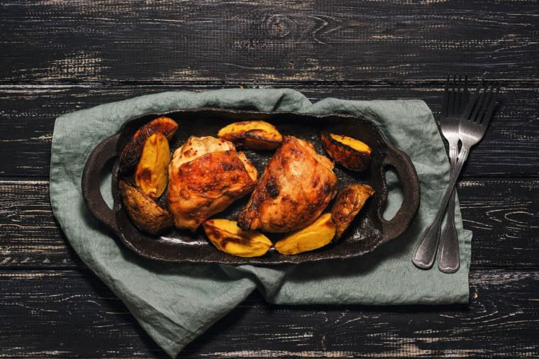 Đùi gà: Gia cầm có lượng sắt bằng một nửa so với thịt bò. Quan trọng hơn, đó là loại sắt dễ hấp thụ nhất đối với cơ thể bạn (sắt heme). Nếu bạn muốn tối đa hóa lượng khoáng chất của mình, hãy chọn thịt sẫm màu, chẳng hạn như đùi, sẽ có nhiều chất sắt hơn thịt trắng (phần ức) .