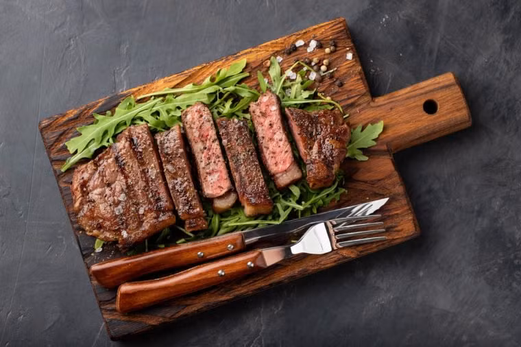 Thịt bò rất giàu sắt cũng như vitamin B-12, kẽm và selenium. Nếu đang cần bổ sung thực phẩm giàu sắt, ngừa thiếu máu, bạn nên ăn thịt bò thường xuyên.