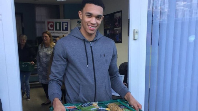 Màu trang phục yêu thích của Alexander-Arnold là tông màu trầm, tối như ghi, đen, xám...