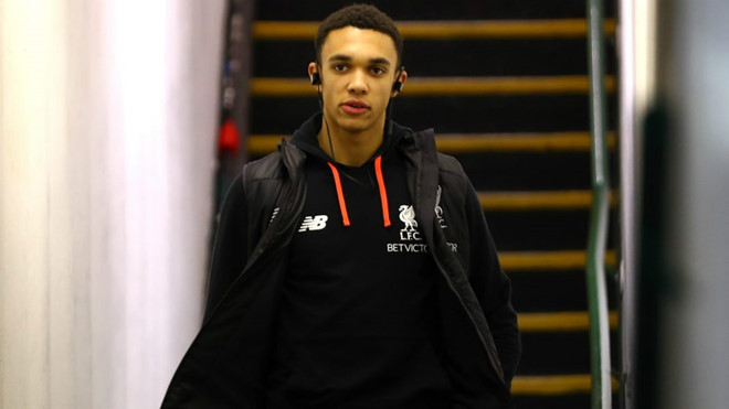 Trent Alexander-Arnold, cầu thủ 20 tuổi của đội bóng xứ sương mù, đang là cái tên gây chú ý nhất sau khi thực hiện pha đá phạt tinh quái giúp Liverpool giành vé vào Chung kết Champions League. Tuy nhiên, chàng cầu thủ ngoài đời sở hữu gu thời trang giản dịvà thể thao. 