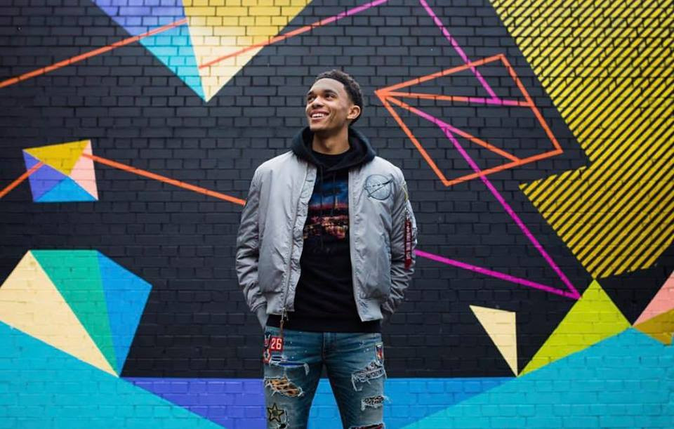 Đôi khi, hậu vệ Liverpool cũng mặc hơi bụi bặm với áo hoodies và quần jean rách. Ảnh: Internet.