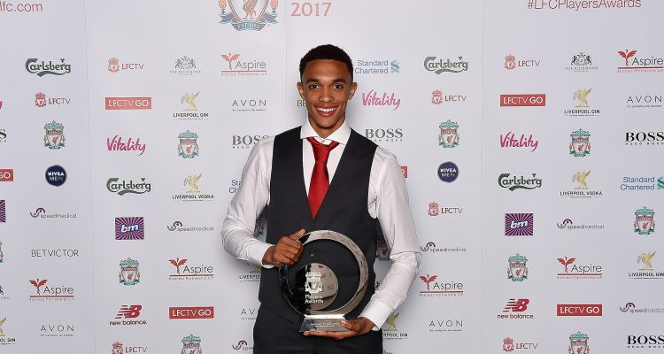 Một trong những lần hiếm hoi mặt suit của chàng hậu vệ.