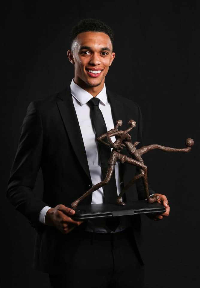 Khi tham dự những sự kiện trang trọng, lễ trao giải, Alexander-Arnold mới xuất hiện bảnh bao trong trang phục suit, thắt cà vạt.