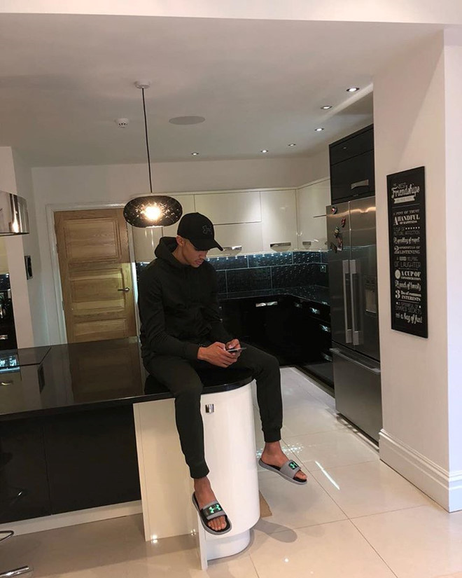 Tủ đồ của Alexander-Arnold gồm những trang phục cơ bản mà những chàng trai cần có như áo hoodies, T-shirt, jacket da... và chuộng tông màu trầm ấm.