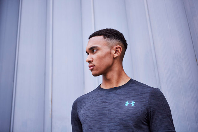 Hậu vệ trẻ của Liverpool thường mặc các kiểu áo thể thao đơn giản.