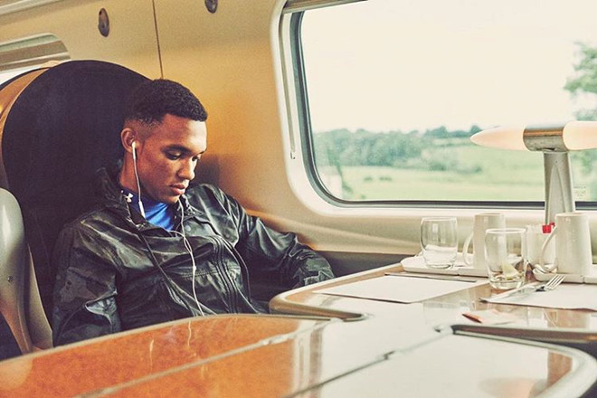 Trên mặt báo, Alexander-Arnold chủ yếu xuất hiện trong đồng phục của đội tuyển.