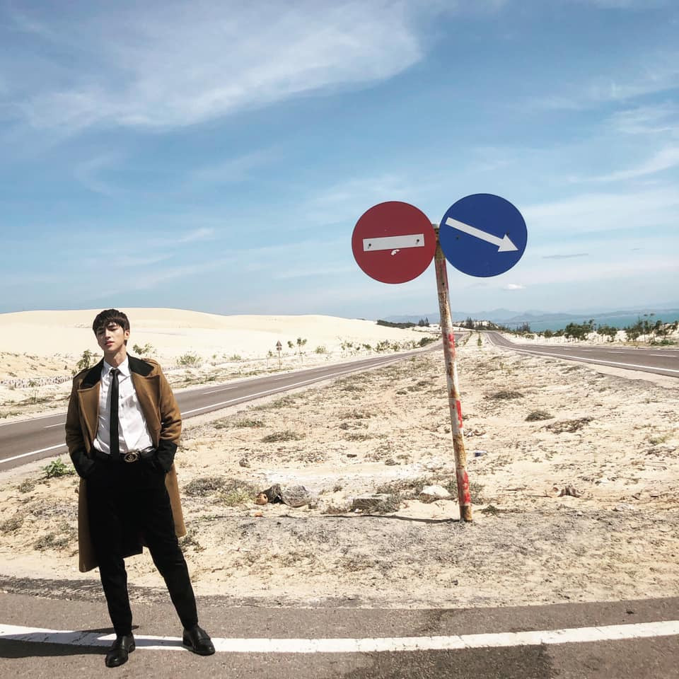 Gu thời trang của Bình An rất đa dạng từ lịch lãm với các bộ vest cho đến lãng tử, bụi bặm với áo jacket cùng quần jean.