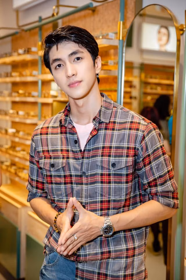 Anh mặc áo sơ mi kẻ caro đầy nam tính. Ảnh: FBNV.