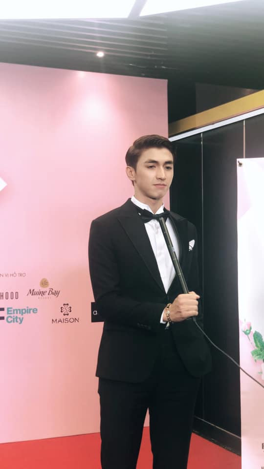 Chàng trai quê Phú Thọ giành được nhiều cảm tình từ khán giả nhờ gương mặt đẹp trai và phong cách thời trang lịch lãm.