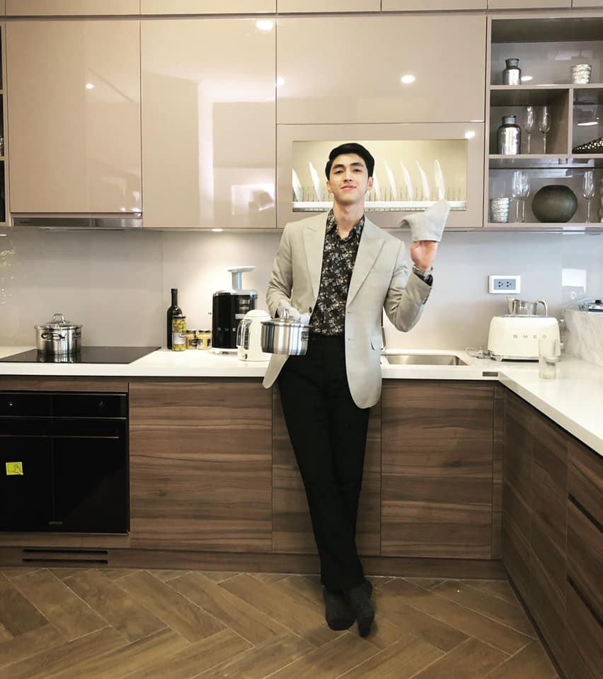 Anh chàng mặc vest lịch lãm chuẩn soái ca.