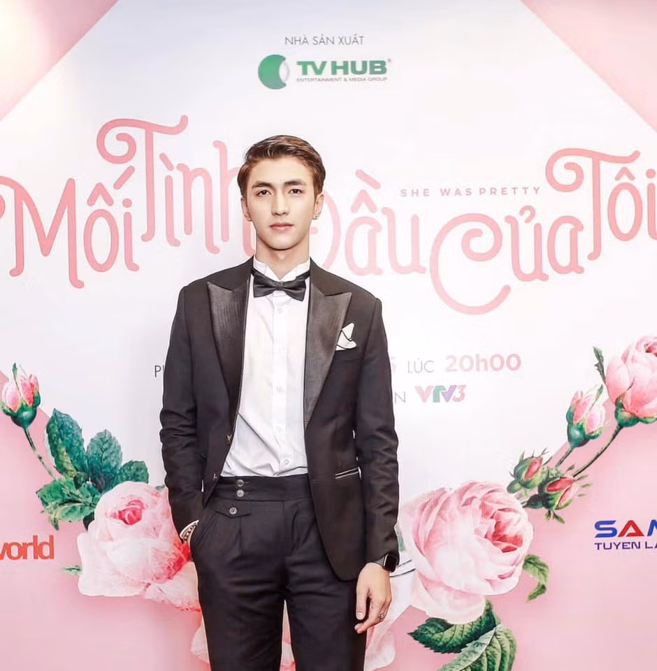 Bình An bảnh bao với sơ mi trắng "đóng thùng" rồi khoác vest đen.