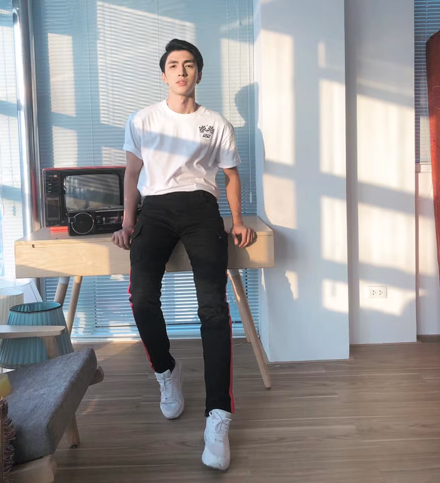 Bạn trai của Á hậu Phương Nga diện trang phục thể thao rất ngầu.