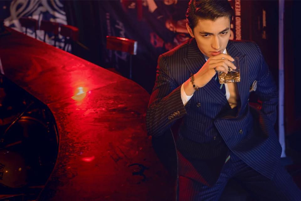 Nam diễn viên sinh năm 1993 ăn mặc chỉnh chu và điển trai trong từng shot hình.