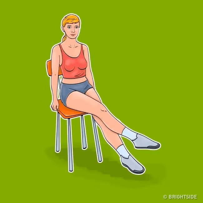 Kéo căng chân: Động tác này giúp vùng hông săn chắc hơn. Cách thực hiện: Dựa lưng vào ghế, bám tay vào mép ghế. Nâng chân của bạn lên cao, kéo căng, sau đó bắt chéo chân này qua chân kia. Thực hiện bài tập trong một phút.