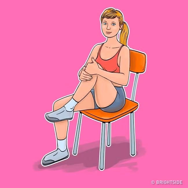 Kéo đầu gối về phía ngực: Bài tập này tác động đến cơ xiên, cơ bụng và hông. Cách thực hiện: Ngồi trên ghế với tư thế thoải mái nhất có thể. Đan hai tay vào nhau và kéo đầu gối bên trái chạm ngực. Giữ nguyên tư thế trong 3 giây rồi trở về vị trí ban đầu và đổi chân. Lặp lại 15 lần cho mỗi chân.