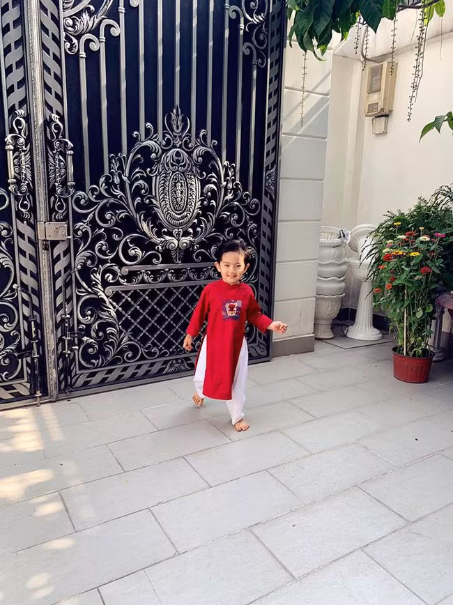 Con trai lớn nhà Khánh Thi - Phan Hiển cũng được bố mẹ chuẩn bị cho một bộ áo dài đón Tết.