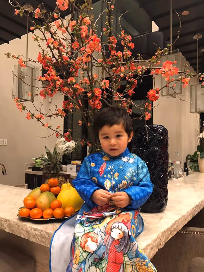 Con trai Đan Trường dễ thương với tà áo dài sắc xanh.