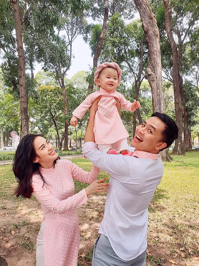 Nữ diễn viên Tú Vi và con gái diện áo dài hồng chấm bi nữ tính. Cô cũng lựa chọn cho cô bé chiếc mấn đồng điệu với trang phục.