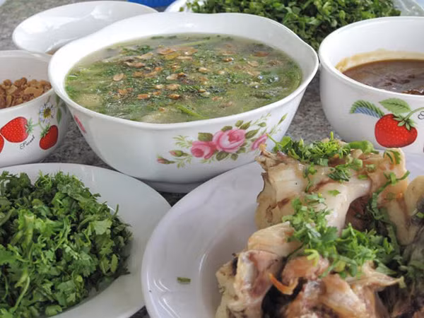 Cháo ám: Mất khá nhiều công sức để có nồi cháo ám ngon. Cá lóc để nấu cháo phải tươi, mập đem luộc và gỡ từng miếng, bỏ xương rồi xào với hành thơm nức mũi. Trứng cá lóc đánh nhuyễn rồi mới cho vào nồi cháo nấu từ nước luộc cá. Trong món cháo ám còn có cả hành khô, tôm khô, mực khô nướng. 