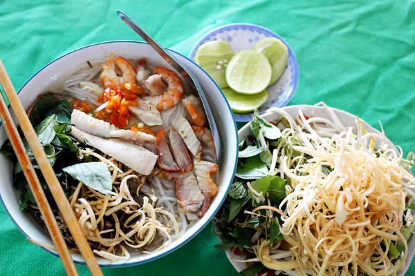 Bún nước lèo là đặc sản nổi tiếng ở Trà Vinh. Món ăn này có sự kết hợp giữa các nguyên liệu như mắm bò hóc, thịt heo quay và các loại rau sống. Nước dùng của bún nước lèo có vị ngọt tự nhiên từ tôm cá đã làm loãng đi độ đậm đặc của mắm bò hóc khiến cho ngay cả người kén ăn, không quen mùi mắm cũng có thể thưởng thức trọn vẹn.