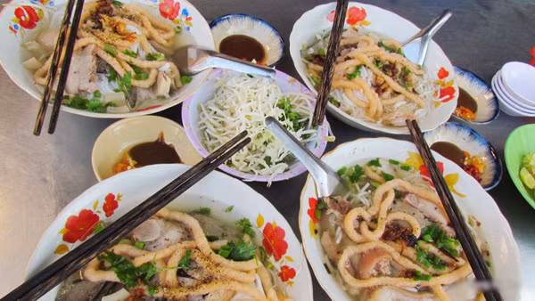 Bún suông là tên gọi của một loại bún ăn với chả tôm. Tôm tươi được đầu bếp ướp mắm, xay nhuyễn cùng hạt tiêu và nặn thành từng “suông” nên mới có tên gọi là bún suông. Món ăn này nhìn vừa đẹp mắt, ăn lại ngon chẳng kém bất cứ loại bún ở địa phương nào. Ảnh: Internet.