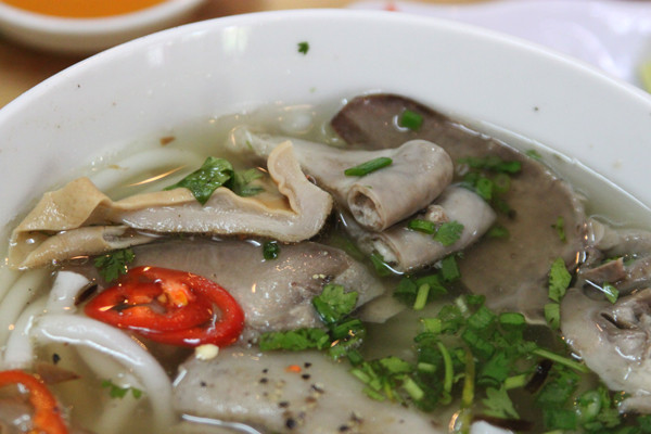 Bánh canh Bến Có: Điểm đặc biệt của bánh canh Bến Có là tỷ lệ thịt và bánh phải gần bằng nhau. Nhưng nó không khiến người ăn bị ngán bởi ngoài thịt heo, còn có cật, gan, phèo, tim, bao tử, lưỡi, móng, tai heo… Mỗi loại đều mang vị ngon riêng và tạo sự hòa hợp chung trong món ăn.