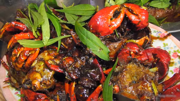 Chù ụ thuộc họ nhà cua, nhìn hơi xấu xí với thân hình vuông nhỏ. Đây là đặc sản của vùng Ba Động. Không cần nhiều gia vị, bạn có thể thưởng thức chù ụ nướng than. Chù ụ đưa lên lửa sẽ dần chuyển sang màu đỏ, hương thơm ngút ngànhấp dẫn. Khi chín, trộn chúng với ít rau răm, chấm muối ớt hoặc muối tiêu chanh, đảm bảo ngon miệng.