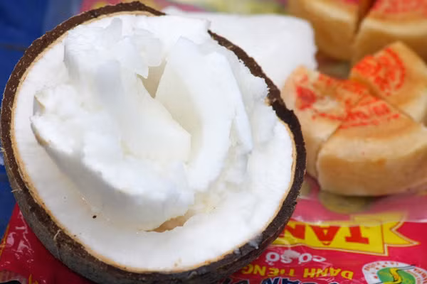 Dừa sáp: Đây là loại dừa đặc ruột, cơm dừa dày, mềm dẻo và béo hơn trái dừa thường, nước dừa trong veo như sương sa. Mỗi buồng dừa sáp thường chỉ cho vài trái sáp, những trái còn lại là dừa thường. Dừa sáp ăn ngon nhất phải nạo ra làm sinh tố. Phải thêm ít đường, ít sữa, ít đá bào vào thì tuyệt.