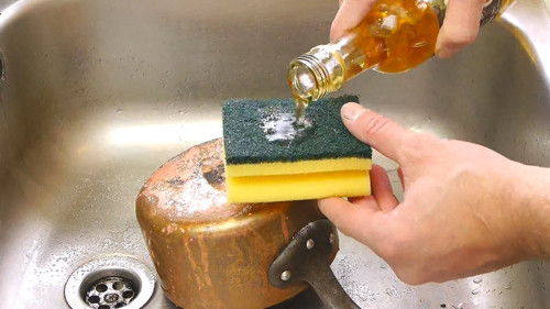 Bat bi cach lam sach bong moi vet ban tren xoong noi-Hinh-2