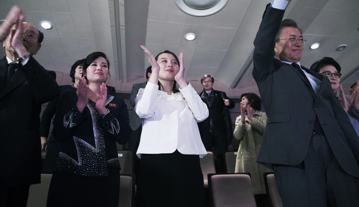 Lần hiếm hoi bà chọn trang phục sáng màu là trong chuyến thăm Hàn Quốc.