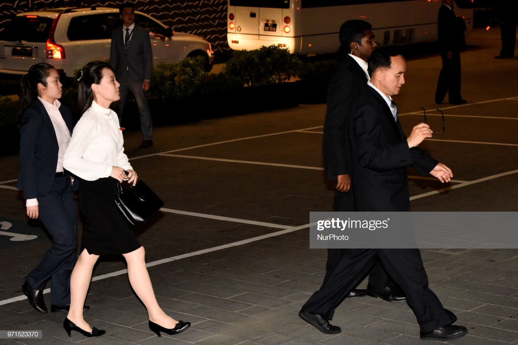 Bà diện áo sơ mi trắng và váy ngắn thanh lịch.