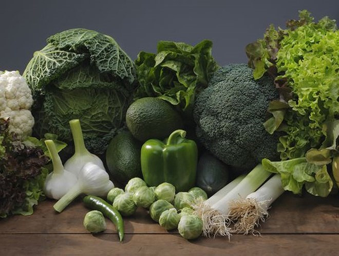 Rau lá xanh đậm như cải xoăn, rau bina và rau cải xanh rất giàu vitamin C và E. Chúng cũng chứa carotenoids lutein và zeaxanthin. Các dạng vitamin A thực vật này làm giảm nguy cơ mắc các bệnh về mắt lâu dài, bao gồm thoái hóa điểm vàng và đục thủy tinh thể.