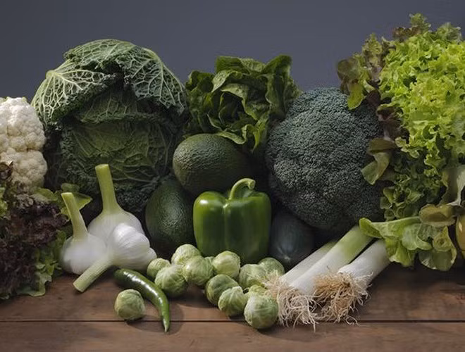 Rau lá xanh đậm như cải xoăn, rau bina và rau cải xanh rất giàu vitamin C và E. Chúng cũng chứa carotenoids lutein và zeaxanthin. Các dạng vitamin A thực vật này làm giảm nguy cơ mắc các bệnh về mắt lâu dài, bao gồm thoái hóa điểm vàng và đục thủy tinh thể.