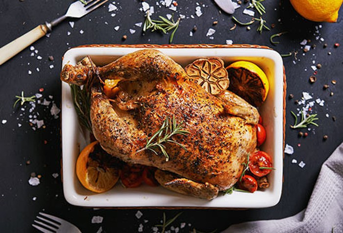 Thịt nạc và gia cầm: Kẽm mang vitamin A từ gan đến võng mạc, nơi nó được sử dụng để tạo ra sắc tố bảo vệ melanin. Hàu có nhiều kẽm hơn bất kỳ thức ăn nào khác, nhưng nếu bạn không thích động vật có vỏ thì có thể thử thịt bò, thịt lợn và thịt gà đều là những nguồn kẽm tốt.