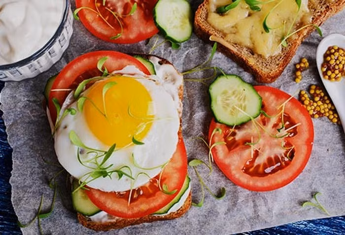 Trứng: Kẽm trong trứng sẽ giúp cơ thể bạn sử dụng lutein và zeaxanthin từ lòng đỏ. Màu vàng cam của các hợp chất này ngăn chặn ánh sáng xanh có hại làm tổn thương võng mạc. Trứng giúp tăng cường lượng sắc tố bảo vệ trong điểm vàng, phần mắt kiểm soát tầm nhìn trung tâm. 