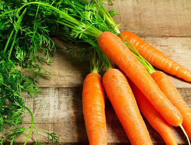 Cà rốt rất giàu vitamin A và là một trong những siêu thực phẩm bổ mắt vì chúng có hàm lượng beta-carotene rất cao.