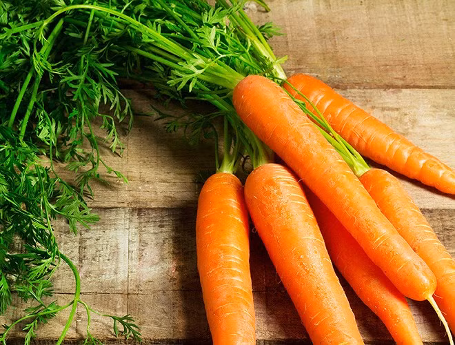 Cà rốt rất giàu vitamin A và là một trong những siêu thực phẩm bổ mắt vì chúng có hàm lượng beta-carotene rất cao.