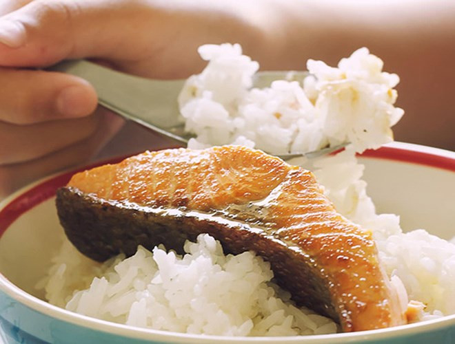 Cá hồi: Võng mạc cần hai loại axit béo omega-3 là DHA và EPA, hai chất có nhiều trong cá hồi. Omega-3 cũng bảo vệ đôi mắt của bạn khỏi bệnh thoái hóa điểm vàng và bệnh tăng nhãn áp. Việc cơ thể thiếu các axit béo này có liên quan đến tình trạng mắt khô.