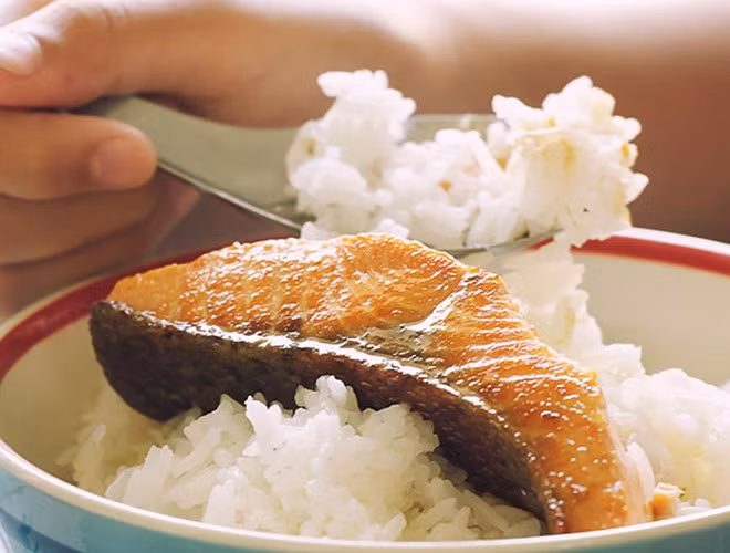 Cá hồi: Võng mạc cần hai loại axit béo omega-3 là DHA và EPA, hai chất có nhiều trong cá hồi. Omega-3 cũng bảo vệ đôi mắt của bạn khỏi bệnh thoái hóa điểm vàng và bệnh tăng nhãn áp. Việc cơ thể thiếu các axit béo này có liên quan đến tình trạng mắt khô.