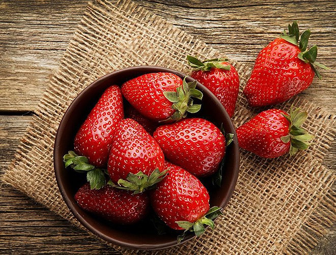 Dâu tây rất giàu vitamin C, một chất chống ô xy hóa mà cơ thể cần để giữ cho đôi mắt khỏe mạnh và tránh các bệnh liên quan đến viêm và lão hóa. Các chất chống ô xy hóa khác nhau có chứa trong dâu tây có thể giúp tránh các vấn đề về mắt như khô mắt, thoái hóa điểm vàng và suy giảm thị lực.