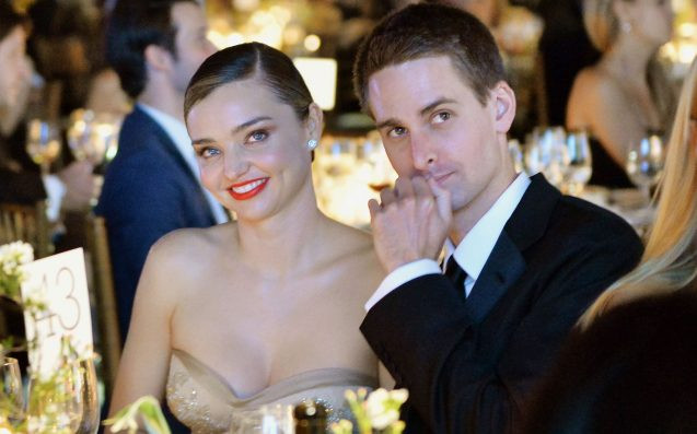 Trước khi đi ngủ, siêu mẫu Úc thường làm sạch da sâu. Tiếp đó cô chăm sóc da bằng các sản phẩm dưỡng của Kora - dòng sản phẩm dưỡng da của Miranda Kerr có chiết xuất chính từ trái nhàu, tinh dầu hoa tầm xuân. Cô thường dùng kem dưỡng chống lão hóa dùng nước xịt chứa tinh chất để cung cấp đủ dưỡng chất cho làn da. Người đẹp còn dùng dụng cụ mát xa cổ và xịt một chút nước hoa để dễ đi vào giấc ngủ.