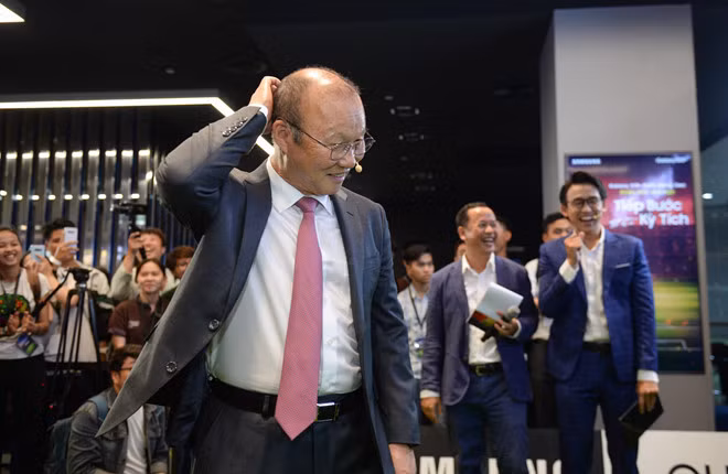 HLV Park Hang-seo gia han hop dong voi VFF: Khong voi dau!