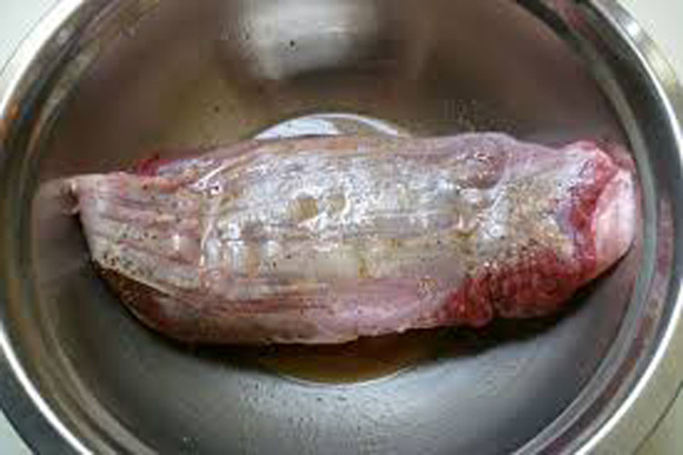 Tiến hành rửa sạch miếng thịt bò, loại bỏ bạc nhạc xung quanh, để nguyên bắp, luộc chín với gừng tươi đập dập, hoa hồi, quế và thảo quả.